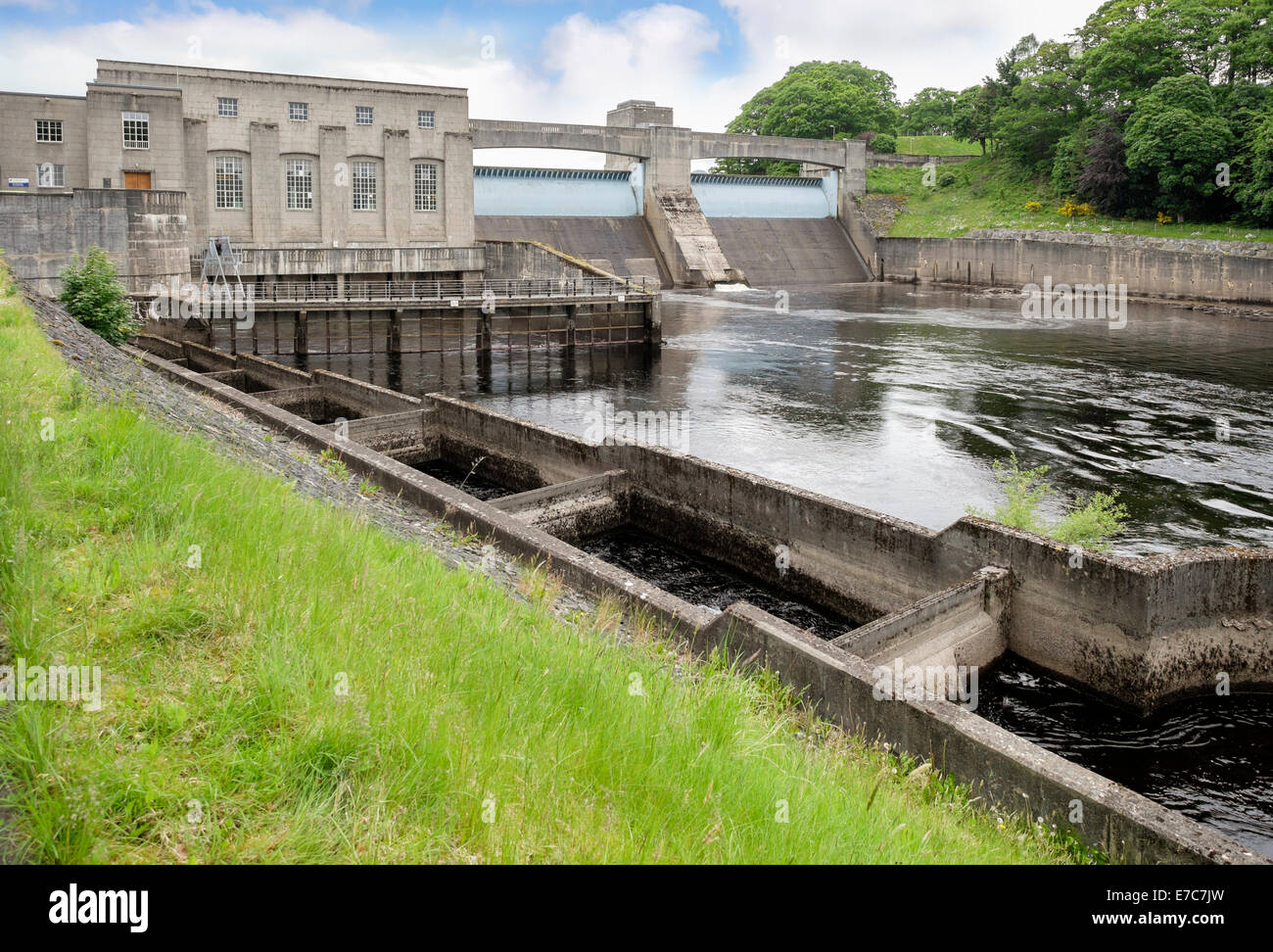 Diga e centrale idroelettrica sul fiume Tummel con scala di pesce. Pitlochry, Perth and Kinross, Scozia, Regno Unito, Gran Bretagna Foto Stock