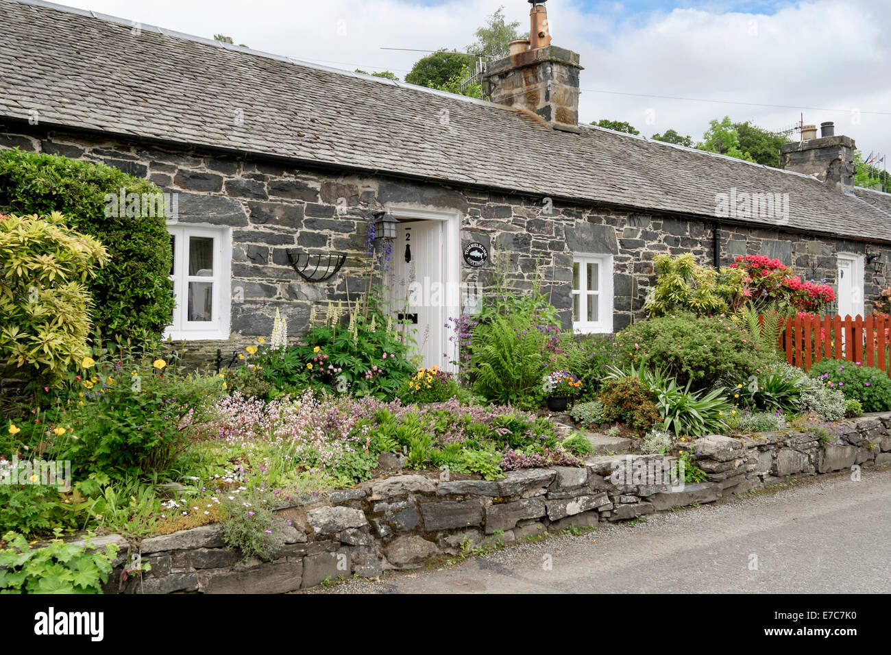 Antiche case a schiera con giardini da cottage in borgo storico. Port-na-Craig Pitlochry Perth and Kinross Scotland Regno Unito Foto Stock