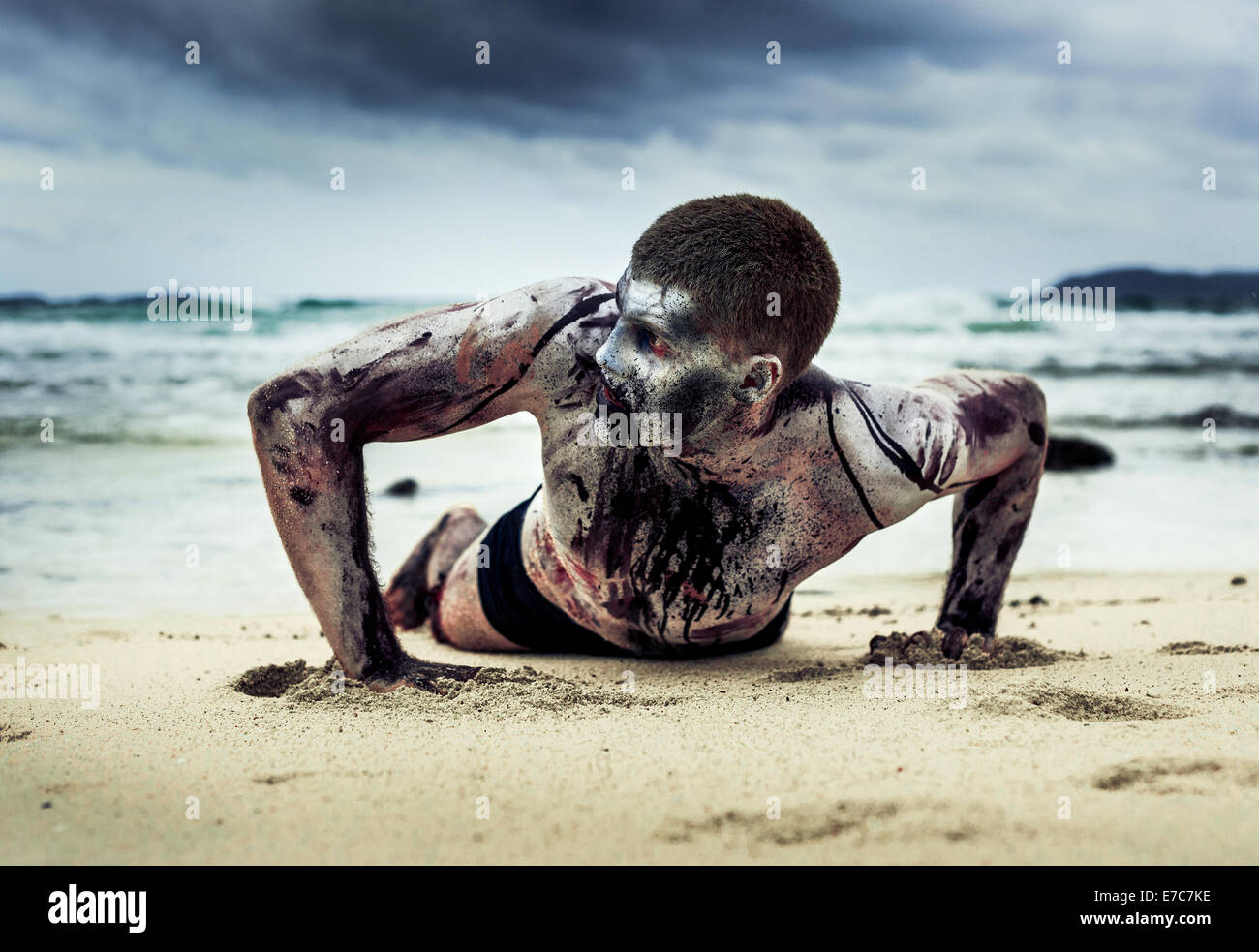 Uomo con uno zombie arte del corpo sulla spiaggia Foto Stock