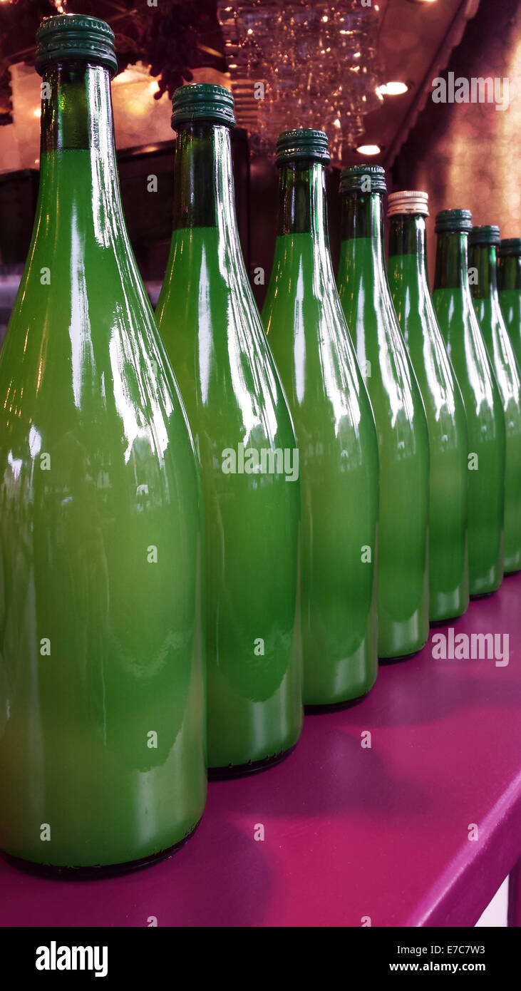Harvest Festival. Fila di vino nuovo in bottiglie verdi per la vendita Foto Stock