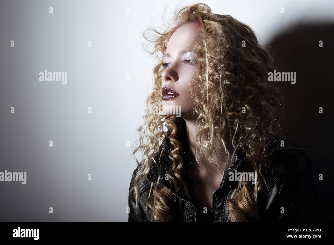 Ritratto di giovane donna con capelli crespi Foto Stock