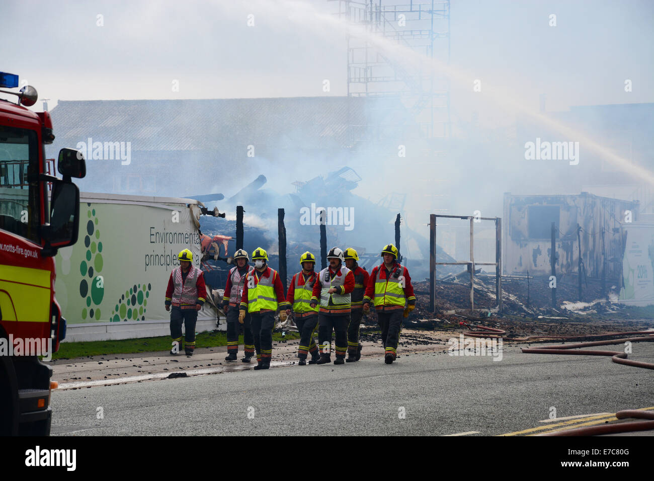 Nottingham, Regno Unito, 13 settembre, 2014. Conseguenze di un incendio a Nottingham University in Inghilterra ..Chemistry Building Giubileo Campus, fu rasa al suolo durante la notte di 12/13Settembre 2014. I vigili del fuoco proveniente dal dazio, dopo una lunga notte. Credito: Chris Whiteman/Alamy Live News Foto Stock