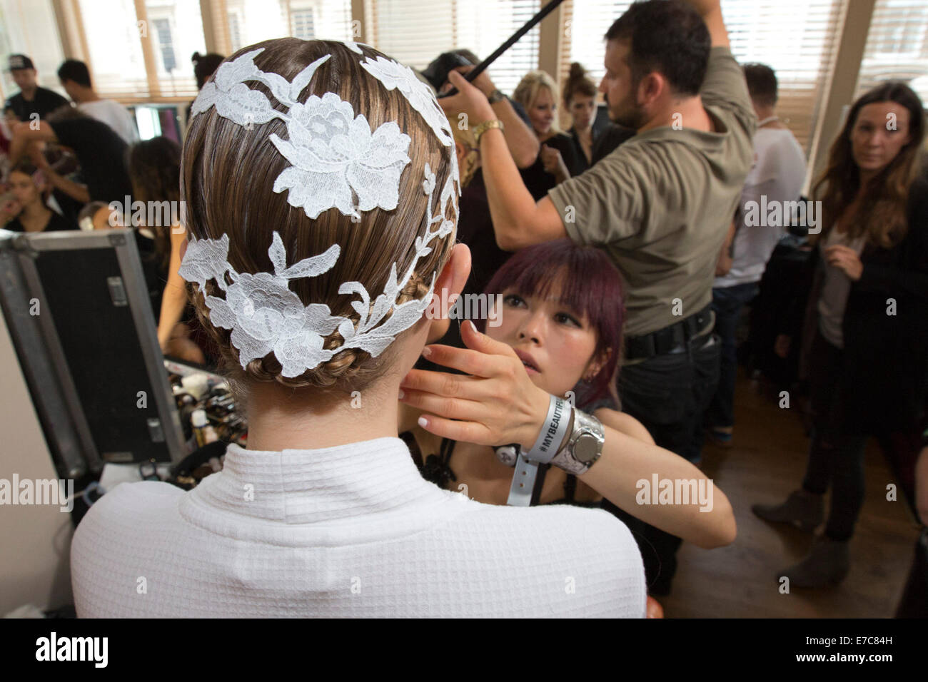 Londra, Regno Unito. Il 13 settembre 2014. Un make-up artist controlla un modello di make-up. Dietro le quinte Julien Macdonald mostra al London Fashion Week SS15 presso la Royal Opera House di Londra, Inghilterra. Foto: CatwalkFashion/Alamy Live News Foto Stock