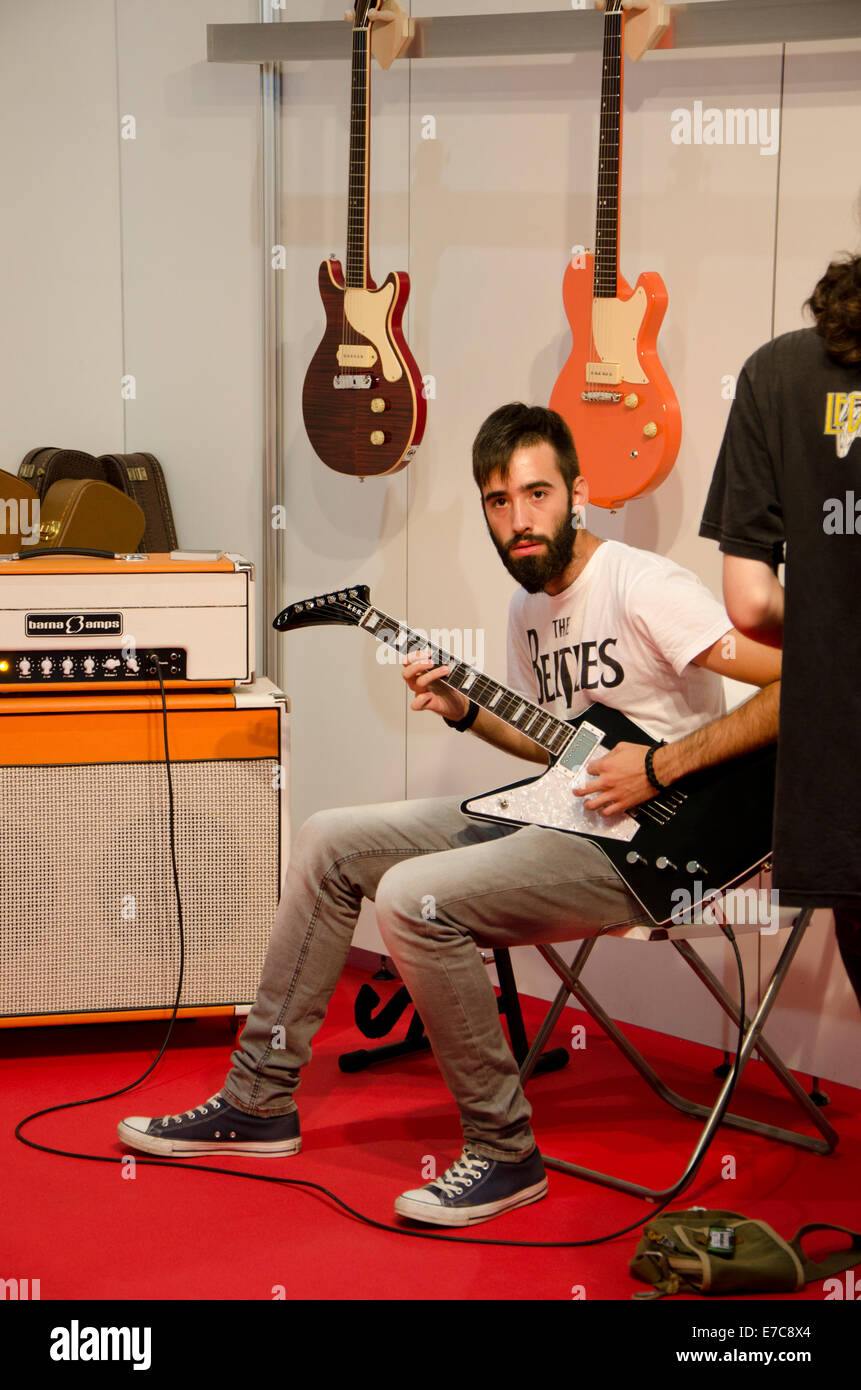 Giovane uomo a suonare la chitarra a chitarra internazionale fiera presso il Centro Fiere e Congressi, in Andalusia Malaga. Spagna. Foto Stock