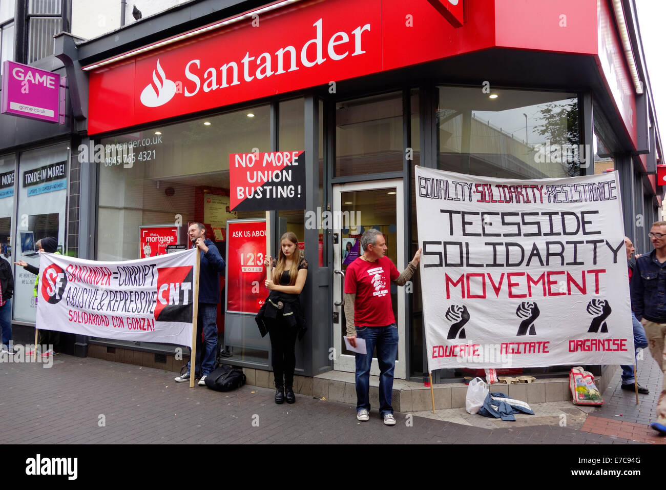 Middlesbrough Cleveland, Regno Unito. Xiii Sep, 2014. Unione manifestanti di picchetti di una filiale della banca di Santander in Middlesbrough Cleveland UK. Essi sono parte di un mondiale di protesta da parte di sindacati del IWA, Internazionale Associazione dei lavoratori contro il licenziamento di una unione attivista militante da una società in outsourcing che lavora per Santander in Spagna. I dimostranti chiedono simpatico i membri del pubblico a lamentarsi della banca di Santander servizi al cliente. Credito: Pietro Giordano NE/Alamy Live News Foto Stock