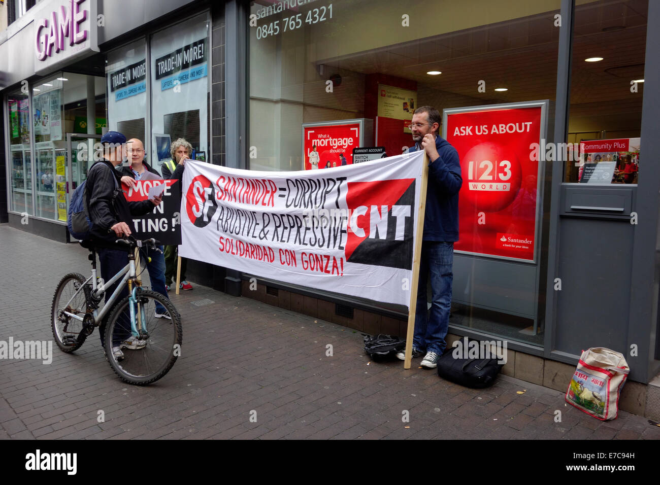 Middlesbrough Cleveland, Regno Unito. Xiii Sep, 2014. Unione manifestanti di picchetti di una filiale della banca di Santander in Middlesbrough Cleveland UK. Essi sono parte di un mondiale di protesta da parte di sindacati del IWA, Internazionale Associazione dei lavoratori contro il licenziamento di una unione attivista militante da una società in outsourcing che lavora per Santander in Spagna. I dimostranti chiedono simpatico i membri del pubblico a lamentarsi della banca di Santander servizi al cliente. Credito: Pietro Giordano NE/Alamy Live News Foto Stock