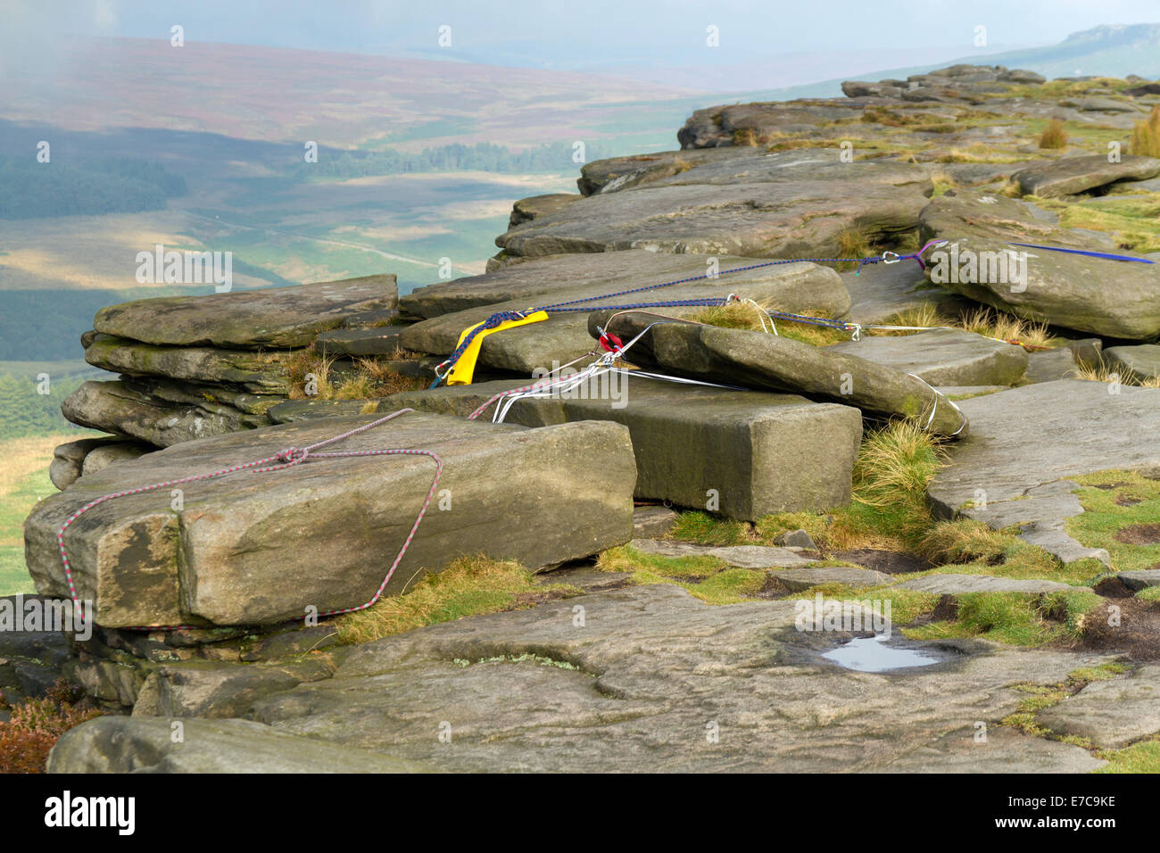 Arrampicata su roccia sosta ed in sicurezza le funi di ancoraggio fissata alla sommità di una rupe sul bordo Stanage nel distretto di Peak Derbyshire Foto Stock