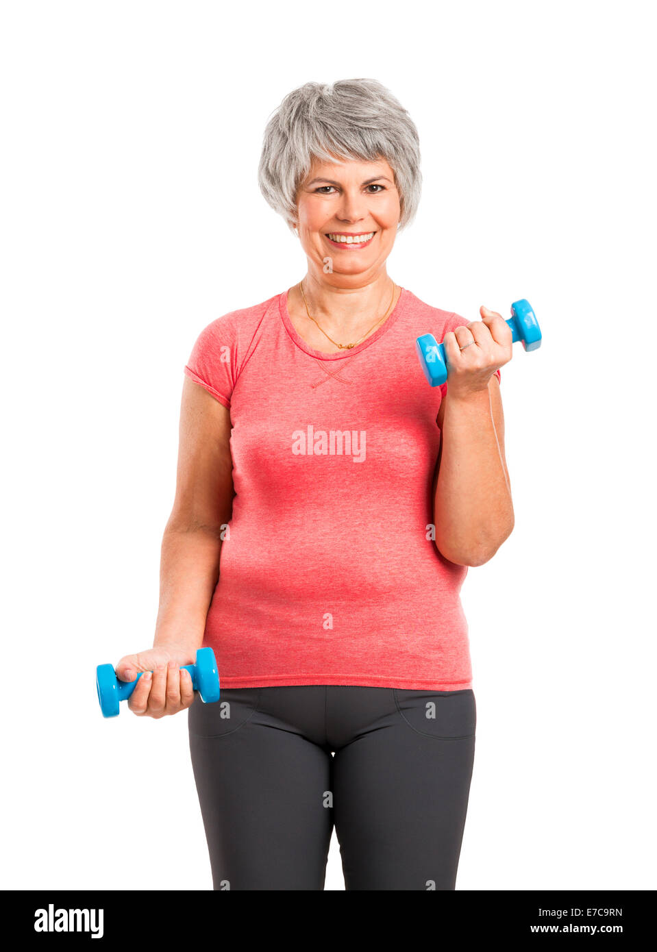 Happy fitness donna vecchia il sollevamento pesi e sorridente Foto Stock