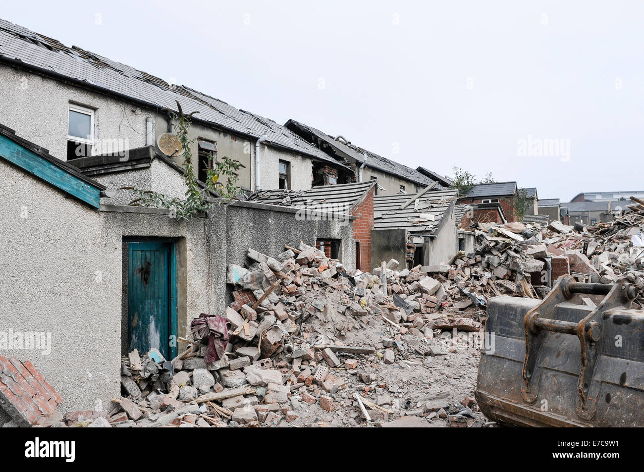 Abbandonate case a schiera pronta per essere demolita per far posto a nuove case Foto Stock