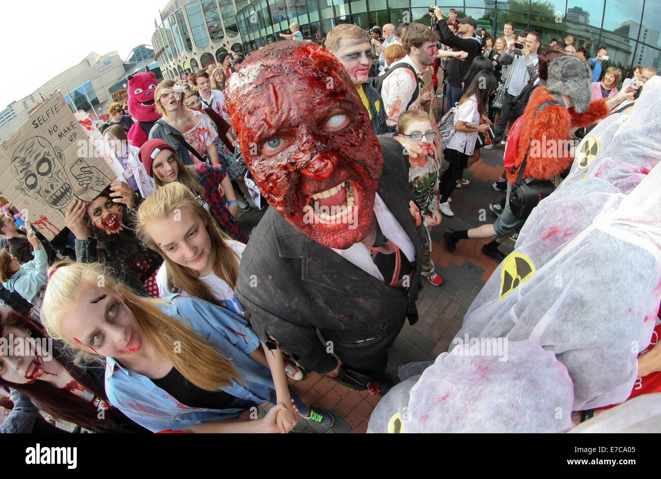 La gente vestita come zombie che partecipano a Birmingham zombie a piedi 2014 Foto Stock