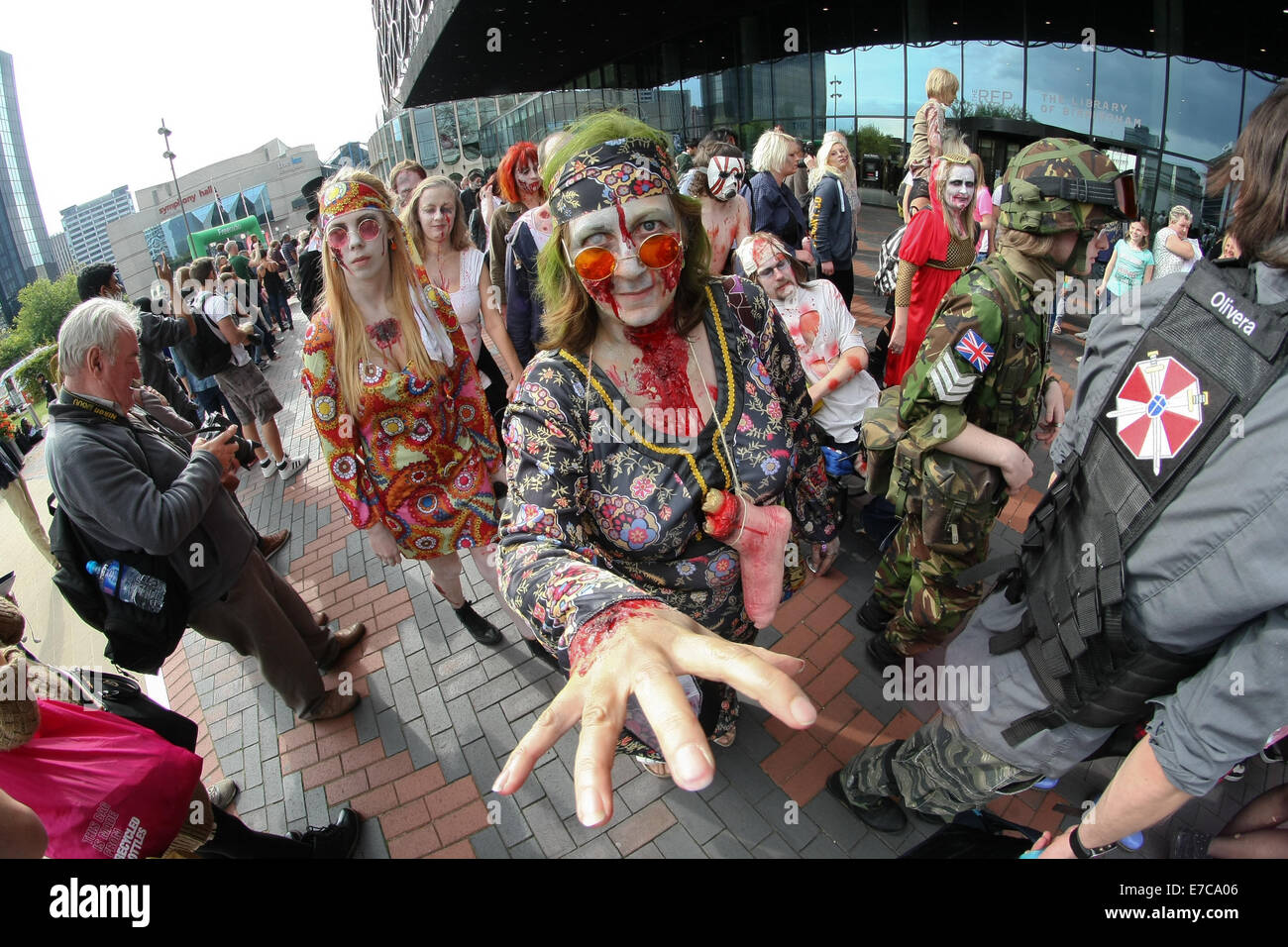 La gente vestita come zombie che partecipano a Birmingham zombie a piedi 2014 Foto Stock