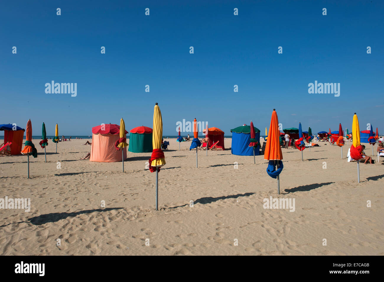 Ombrelloni sulla spiaggia di Deauville Plage, Normandia, Francia Foto Stock