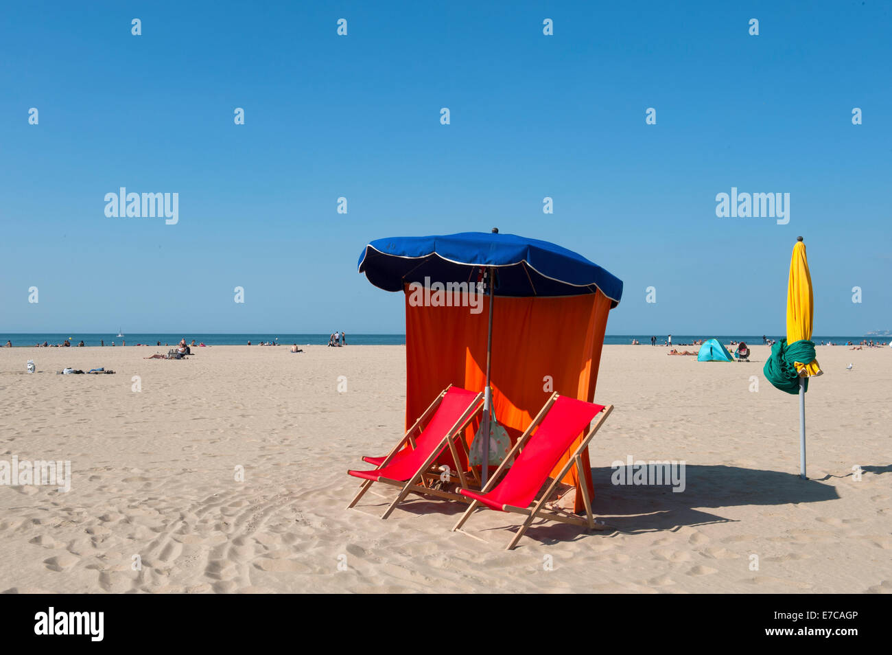 Ombrelloni sulla spiaggia di Deauville Plage, Normandia, Francia Foto Stock