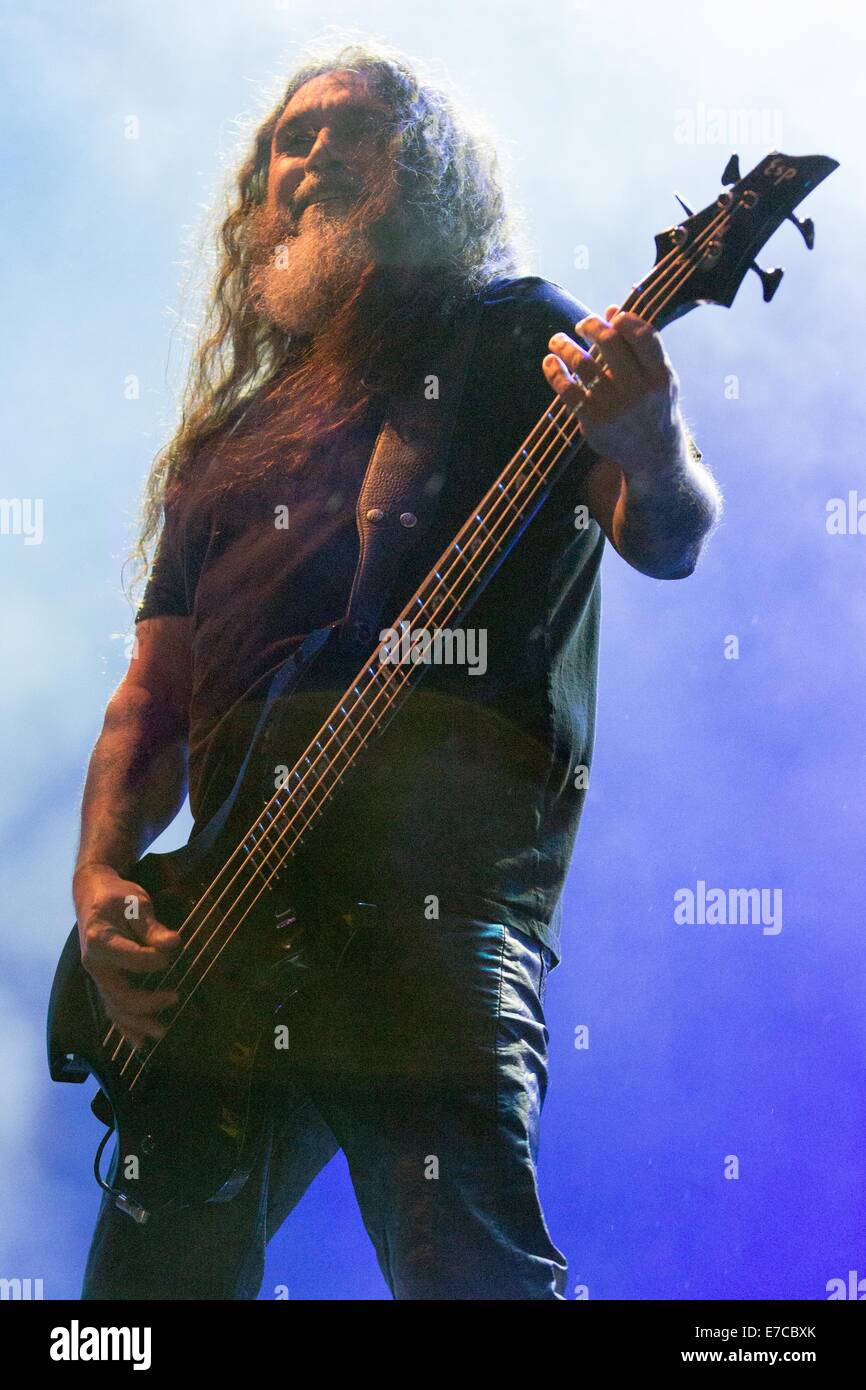 Chicago, Illinois, Stati Uniti d'America. Xii Sep, 2014. Il bassista Tom ARAYA degli Slayer band si esibisce dal vivo a 2014 Riot Fest festival di musica alla Humboldt Park di Chicago, Illinois Credit: Daniel DeSlover/ZUMA filo/Alamy Live News Foto Stock