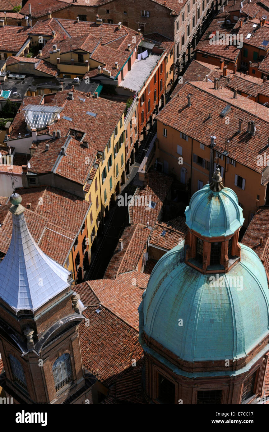 La vista dalla cima della Torre degli Asinelli di Via San Vitale e San Bartolomeo in Bologna Foto Stock