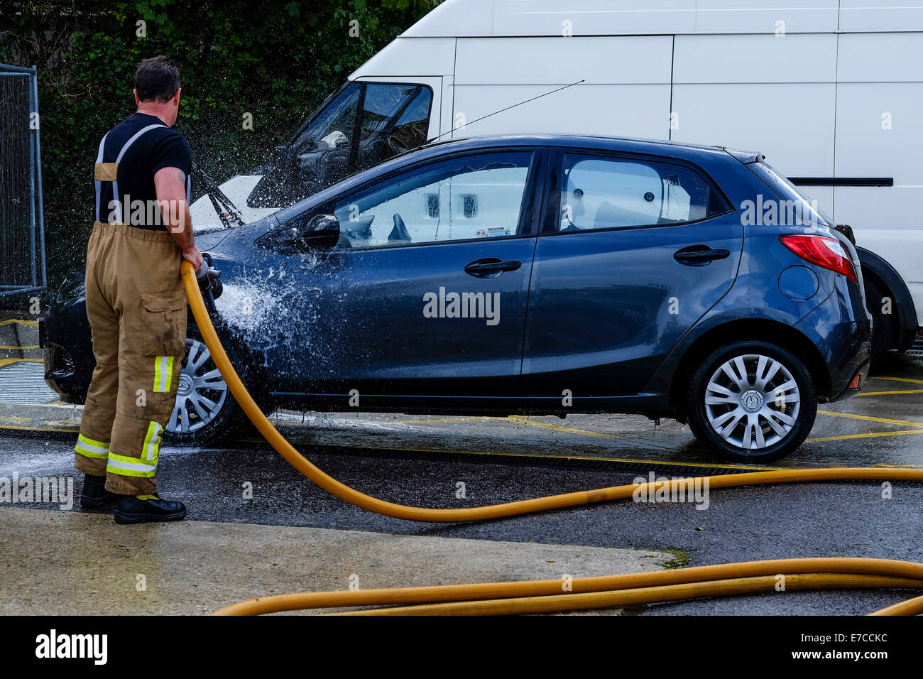 13/09/2014, Arundel. Vigili del fuoco da tutta West Sussex prendere parte alla loro carità annuale per il lavaggio di auto che offre un auto Servizio di lavaggio a loro la stazione dei vigili del fuoco in cambio di una donazione per i vigili del fuoco di carità. Foto di Julie Edwards Foto Stock