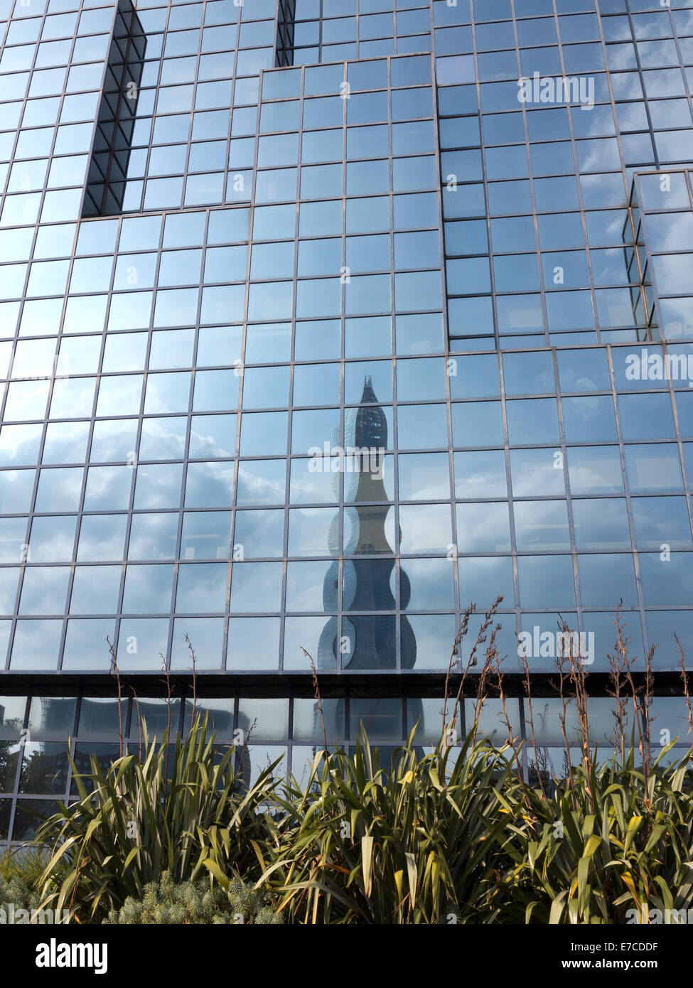 Il coccio di riflesso distorto in vetro e acciaio finestre incorniciate Foto Stock