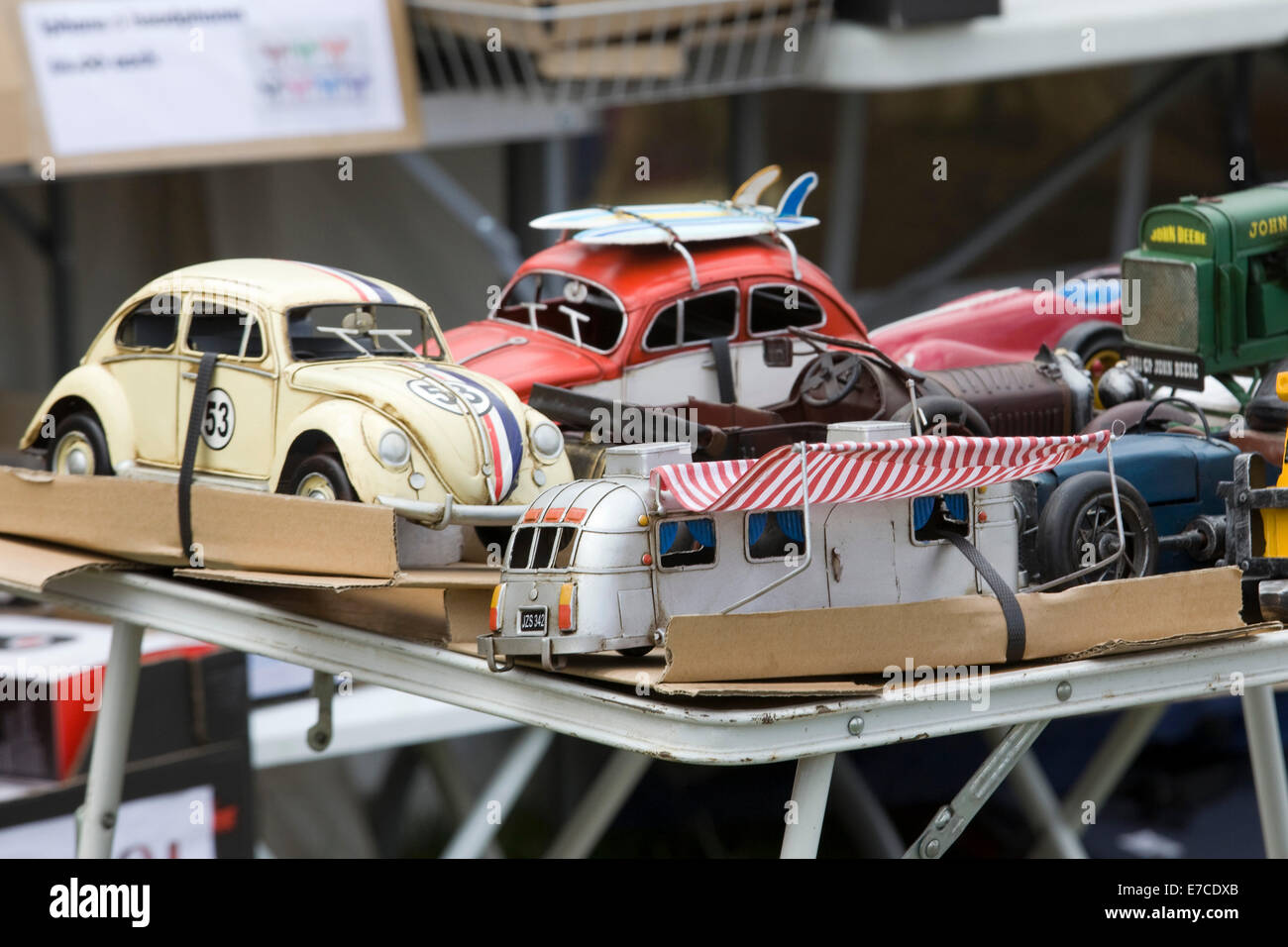 Toy Volkswagen camper e coleotteri per la vendita sul mercato in stallo Foto Stock