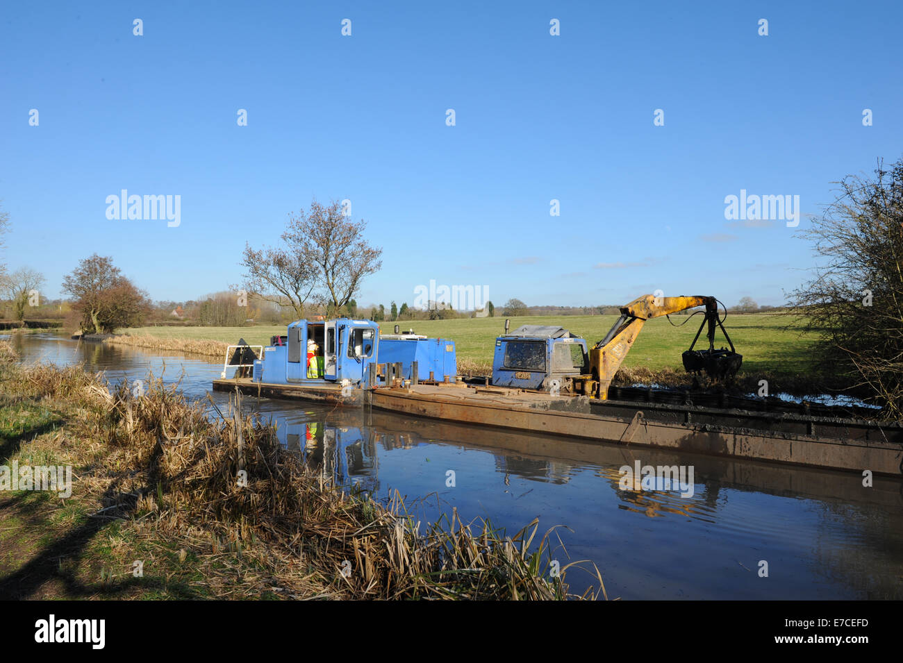 Il dragaggio in Stratford upon Avon canal vicino Wooton Wawem nel Warwickshire, Inghilterra, Regno Unito Foto Stock