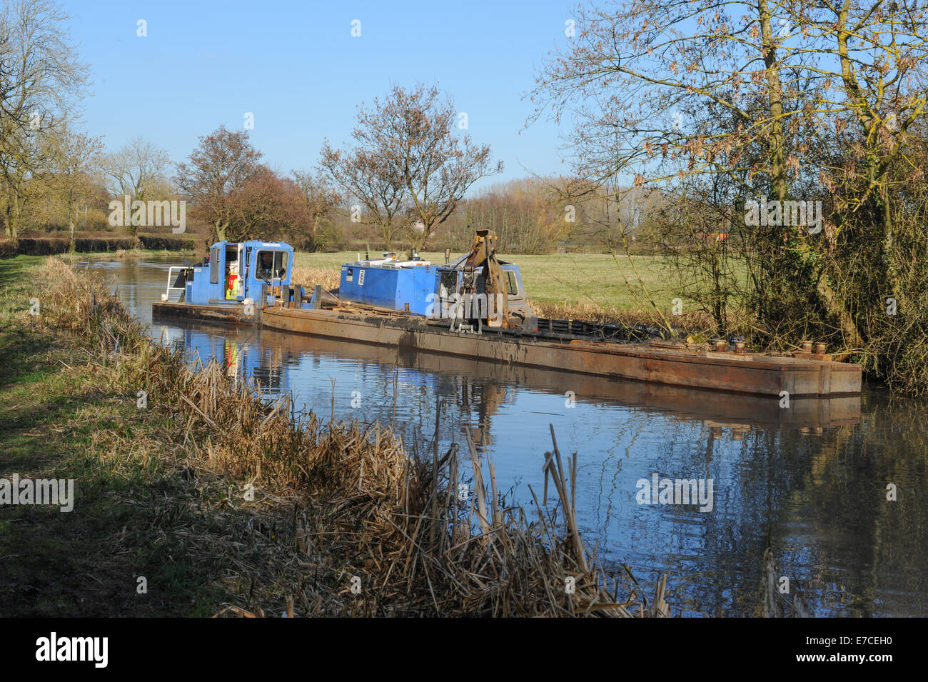 Il dragaggio in Stratford upon Avon canal vicino Wooton Wawem nel Warwickshire, Inghilterra, Regno Unito Foto Stock