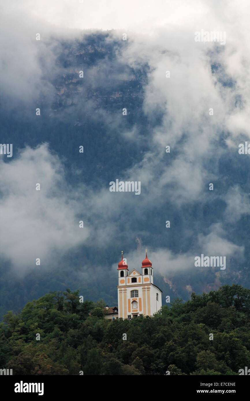 Nuvole sopra la Chiesa, Alto Adige, Italia Foto Stock