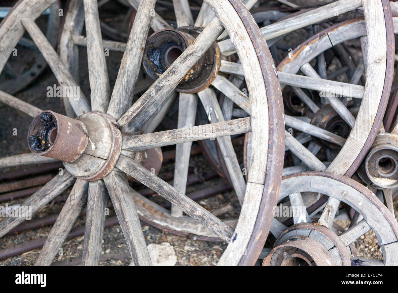 Vecchie ruote del carrello, carrello in legno Foto Stock