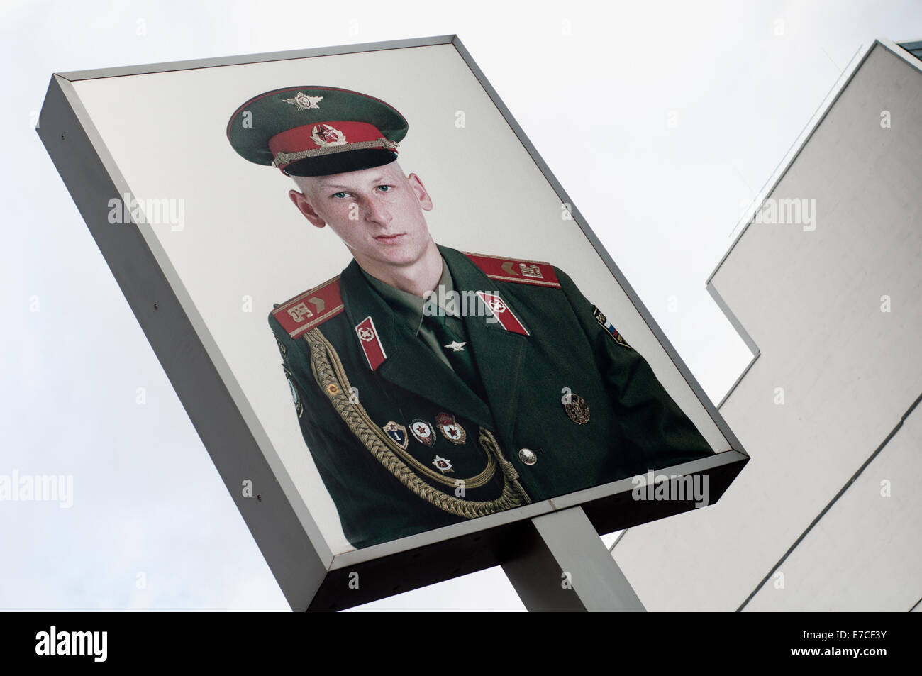 Ritratto di un soldato russo al Checkpoint Charlie a Berlino, Germania Foto Stock