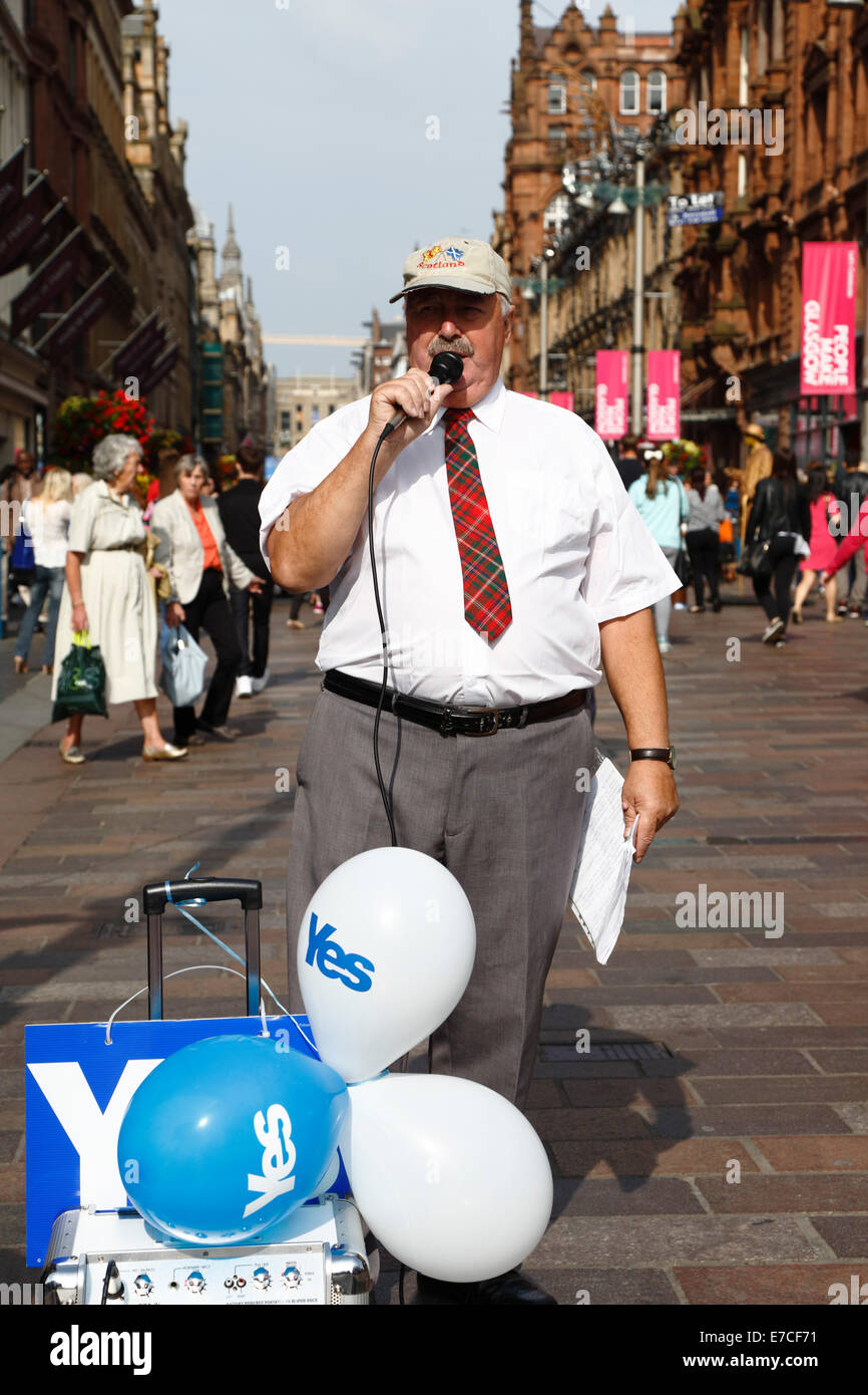 Buchanan Street, Glasgow, Scozia, Regno Unito, sabato, 13 settembre, 2014. L'ultimo fine settimana prima della votazione inizia con il referendum scozzese sull'indipendenza giovedì un attivista prende al centro della città con un microfono per canvare Sì voti Foto Stock