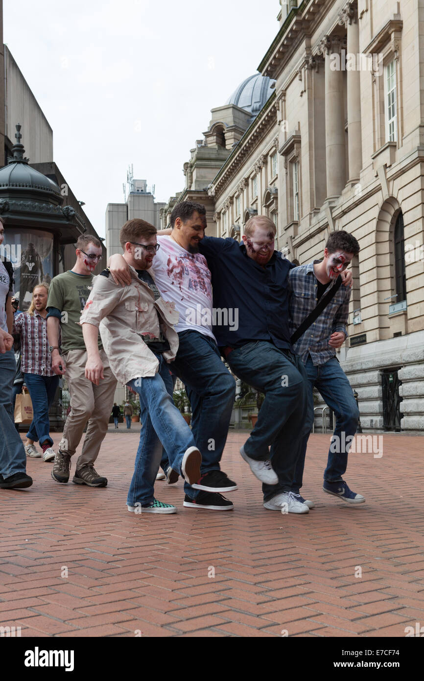 Birmingham REGNO UNITO. Tredicesimo mese di settembre 2014. Questi zombie sono state facendo un po' di canto e danza numero per alleggerire l'atmosfera un po'. Un evento annuale per raccogliere fondi per Birmingham ospedale per bambini. Credito: Chris Gibson/Alamy Live News. Foto Stock