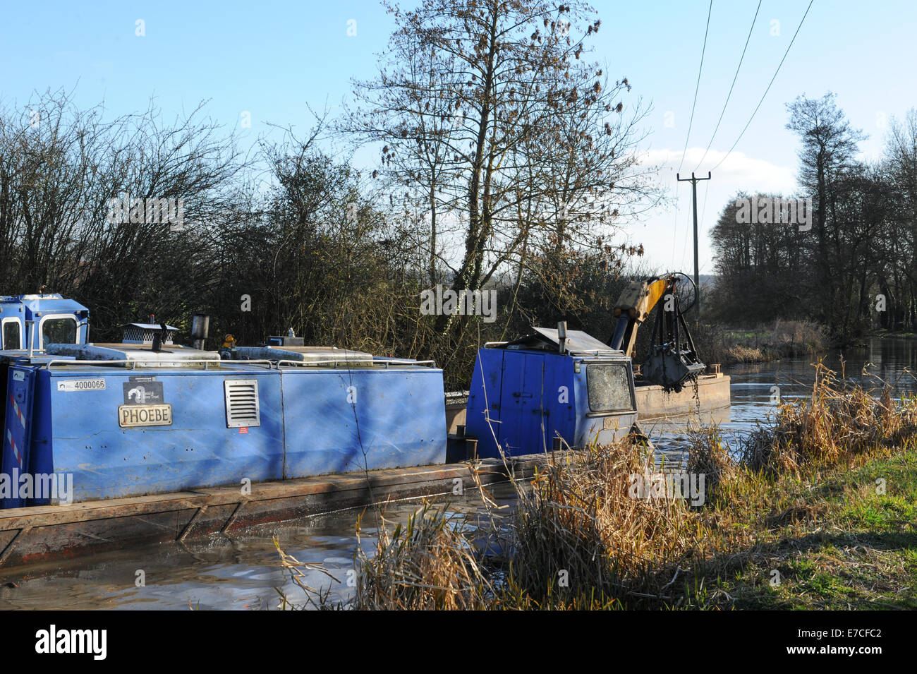 Il dragaggio in Stratford upon Avon canal vicino Wooton Wawem nel Warwickshire, Inghilterra, Regno Unito Foto Stock