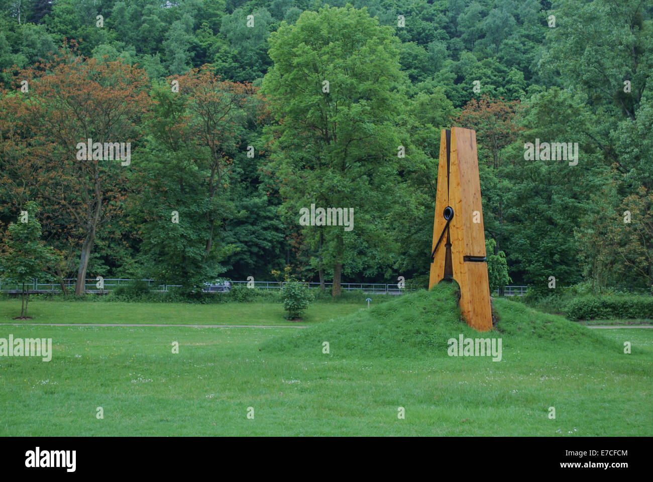 Una gigantesca scultura clothespin crea un pizzico di Liegi, in Belgio Foto Stock