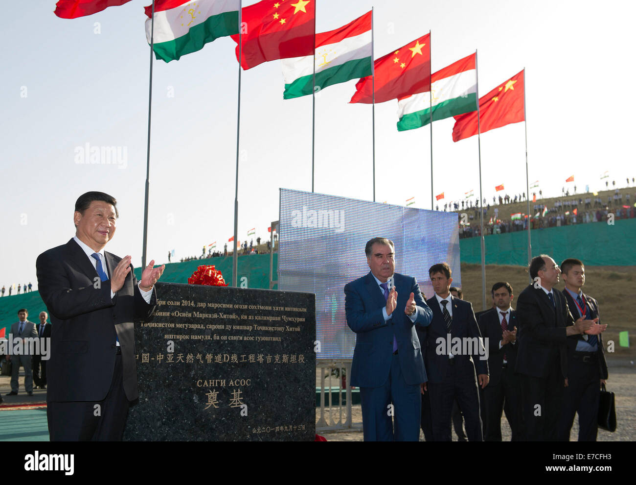 Dushanbe, Tagikistan. Xiii Sep, 2014. Il presidente cinese Xi Jinping (1L) e Presidente tagiko Emomali Rahmon (2 L) partecipare alla cerimonia rivoluzionaria del Tagikistan la sezione della linea D della centrale Asia-China Gasdotto a Dushanbe, capitale del Tagikistan, Sett. 13, 2014. © Huang Jingwen/Xinhua/Alamy Live News Foto Stock