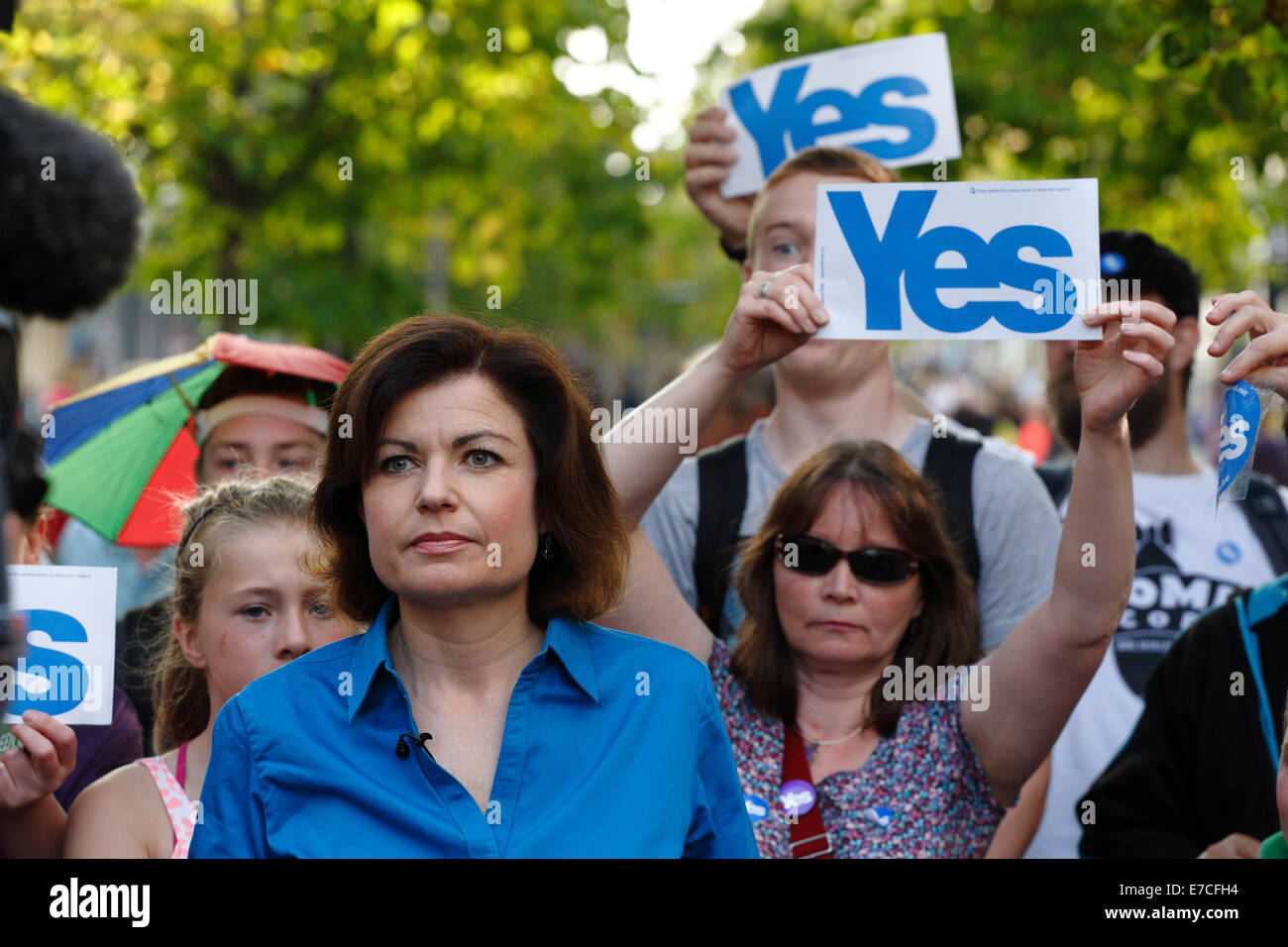 Sauchiehall Street, Glasgow, Scozia, Regno Unito, sabato, 13 settembre, 2014. Un gruppo televisivo della BBC ha abbandonato il tentativo di trasmettere un News Item sul referendum sull'indipendenza scozzese da parte del reporter Jane Hill a causa di presunte interruzioni da parte dei sostenitori del voto Sì Foto Stock