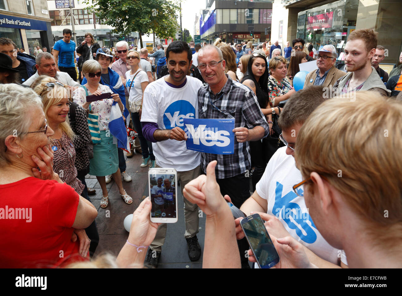 Sauchiehall Street, Glasgow, Scozia, Regno Unito, sabato, 13 settembre, 2014. Nel fine settimana finale prima di andare alle urne di Giovedi, SNP MSP Humza Yousaf porta alla campagna di sentiero nel centro della città per tela Sì voti Foto Stock