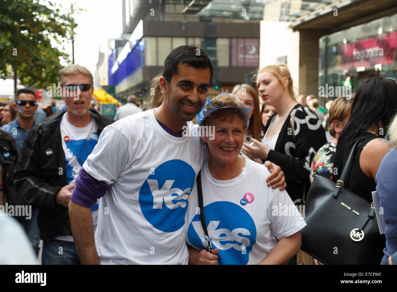 Sauchiehall Street, Glasgow, Scozia, Regno Unito, sabato, 13 settembre, 2014. Nel fine settimana finale prima di andare alle urne di Giovedi, SNP MSP Humza Yousaf porta alla campagna di sentiero nel centro della città per tela Sì voti Foto Stock