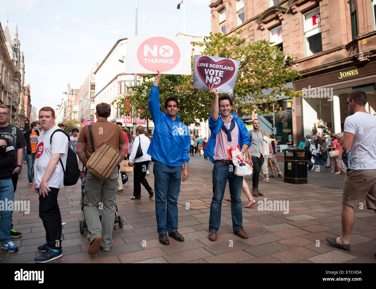 Glasgow, Scotland, Regno Unito. Il 13 settembre 2014. Due maschi sostenitori non tenere banner durante la guida fino a Scottish referendum di indipendenza su Buchanan Street, Glasgow, Scozia sabato 13 settembre 2014 Credit: Iona Pastore/Alamy Live News Foto Stock