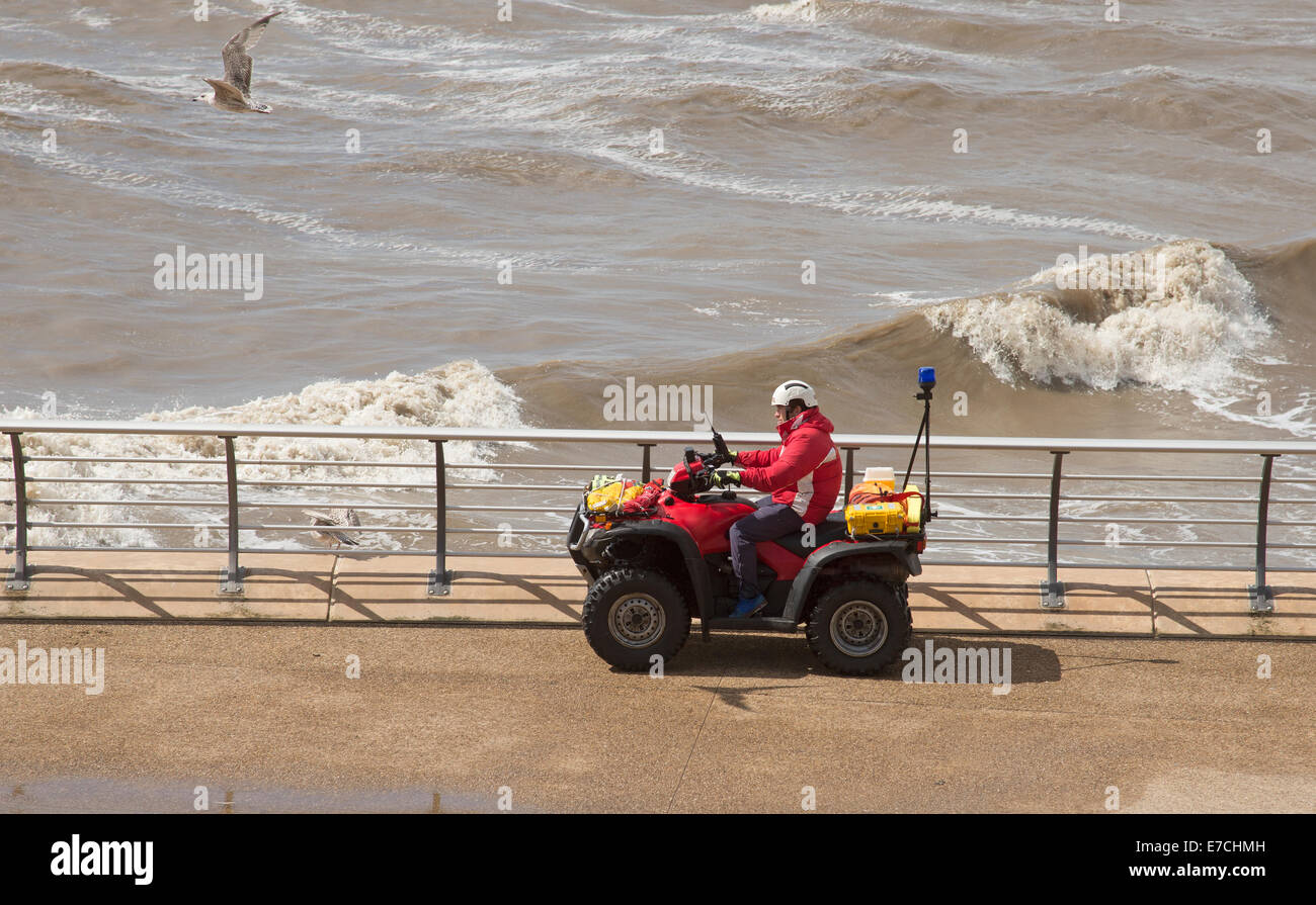 Spiaggia ufficiale di pattuglia in sella a una moto quad sul lungomare di Blackpool Inghilterra REGNO UNITO Foto Stock