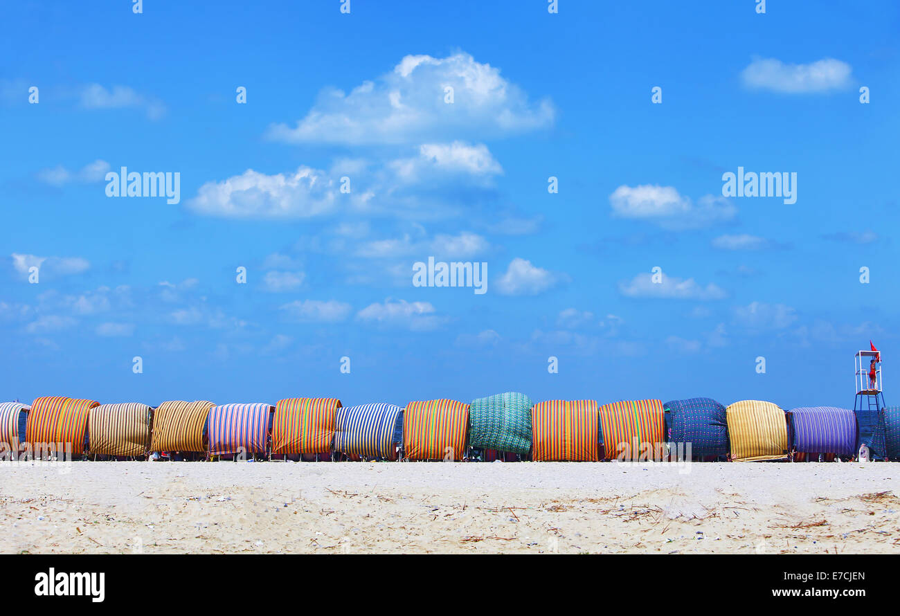 Poster di viaggio . Tende sulla spiaggia di Port Said - Nord dell'Egitto . Foto Stock