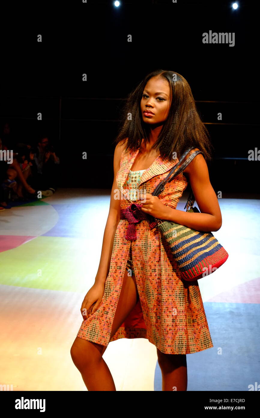 Londra, Regno Unito. Il 13 settembre 2014. Sfilata di moda con diversi designer africani, tra cui conferire Elan, SOBOYE ), Sindiso Khumalo , AAKS ,tenuto come parte dell Africa Utopia Credito: Rachel Megawhat/Alamy Live News Foto Stock