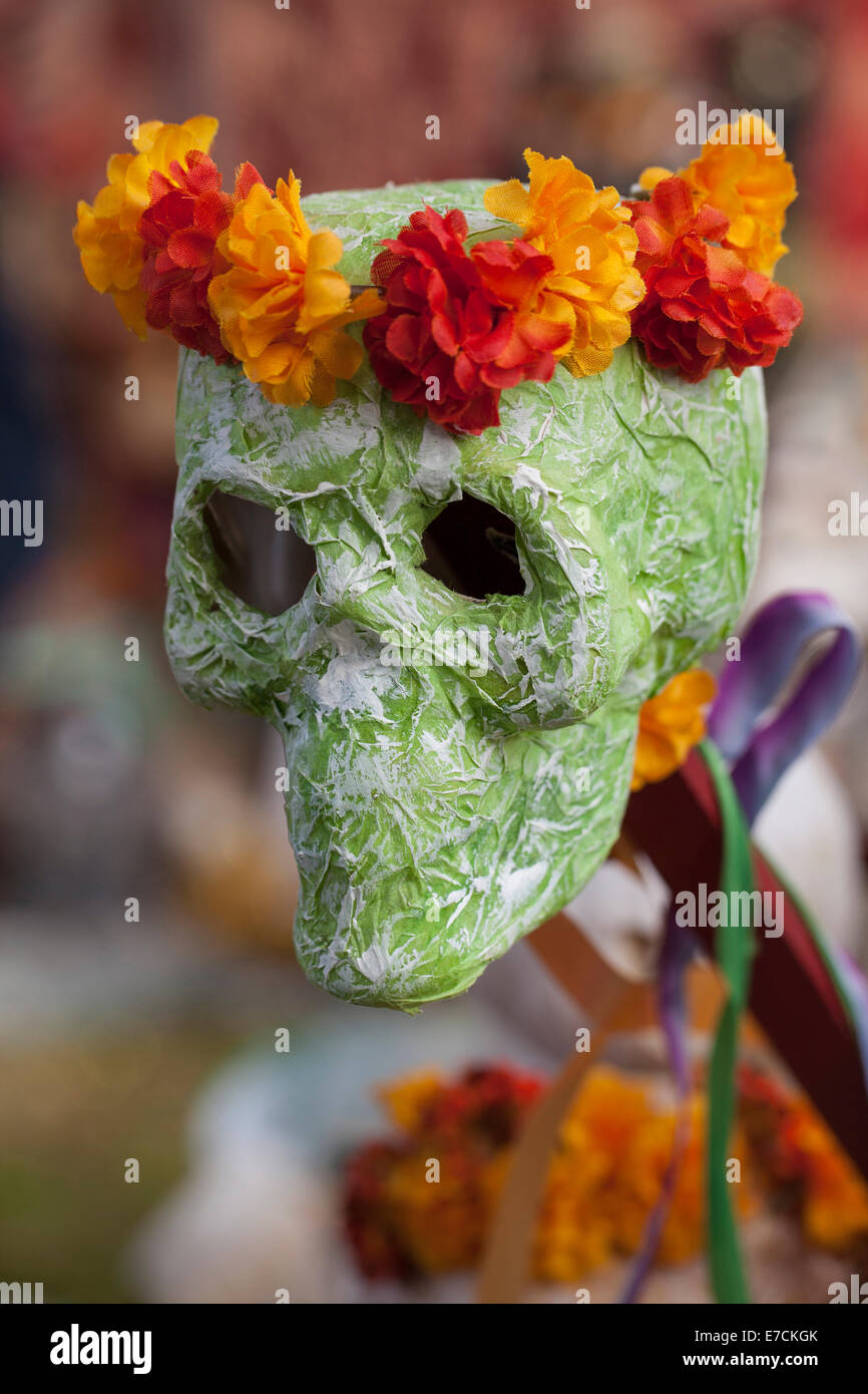 Cartapesta cranio nell altare per il giorno dei morti la celebrazione in Garfield Park, Distretto di missione di San Francisco, California Foto Stock