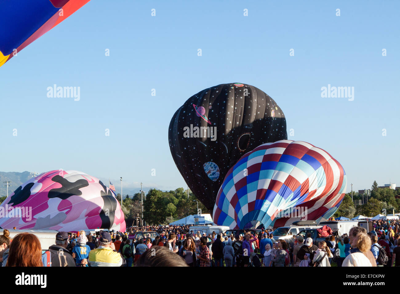 In aumento il vento provoca una parzialmente gonfiata in mongolfiera ad aria calda per iniziare a collassare l'ultimo giorno del palloncino Classic Foto Stock