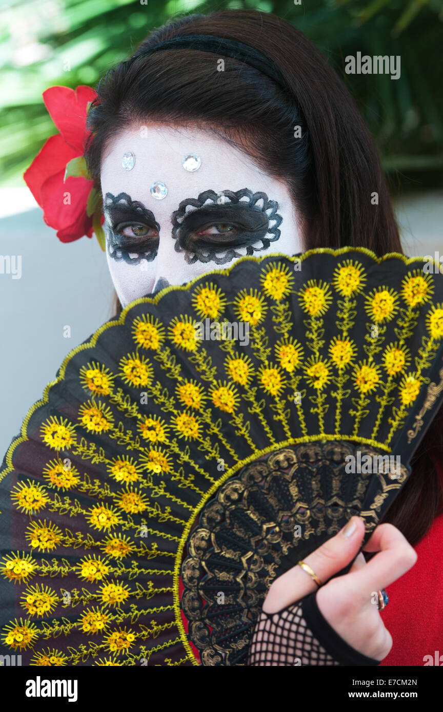 Una donna con il suo volto dipinto come un teschio al 2013 'Dia Del Muerto' succedendo al Santa Barbara Museum of Art, Foto Stock