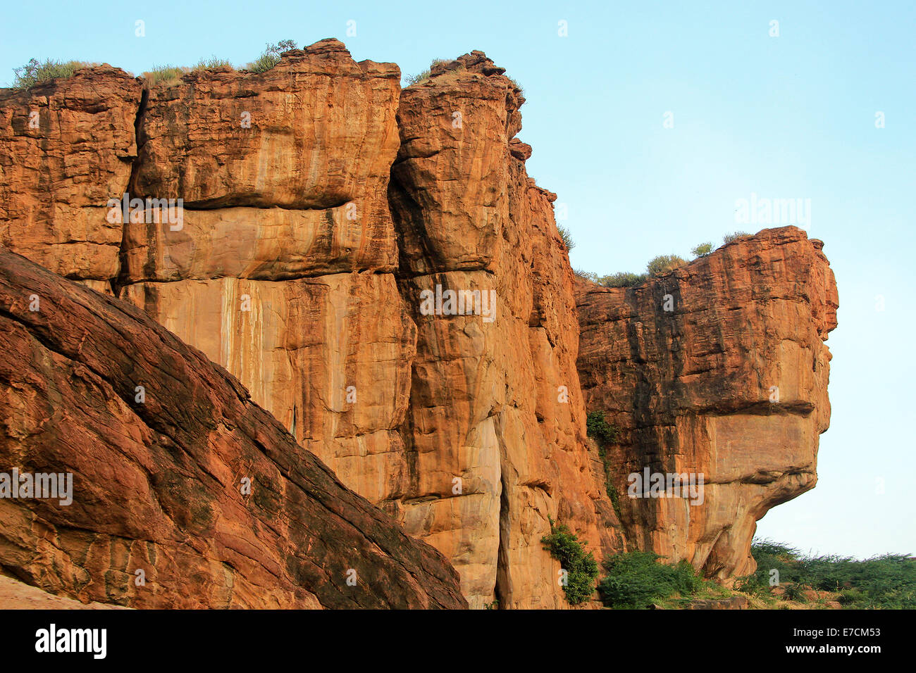 Colline abbondante con rosse rocce di arenaria a Badami, Karnataka, India, Asia Foto Stock