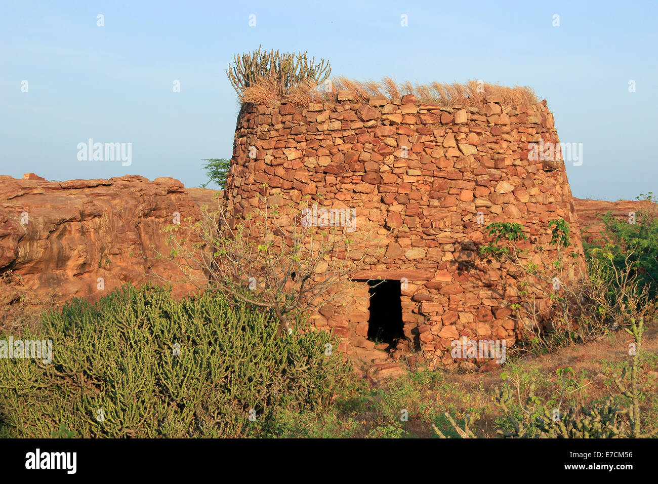 Abbandonato lone stone torre di guardia sulla collina settentrionale a Badami, Karnataka, India, Asia Foto Stock