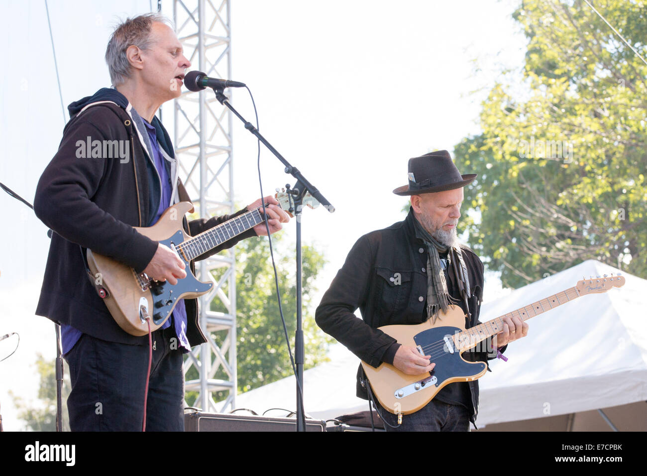 Chicago, Illinois, Stati Uniti d'America. Xiii Sep, 2014. TOM VERLAINE (L) e JIMMY RIP della televisione di banda eseguire live at 2014 Riot Fest festival di musica alla Humboldt Park di Chicago, Illinois © Daniel DeSlover/ZUMA filo/Alamy Live News Foto Stock