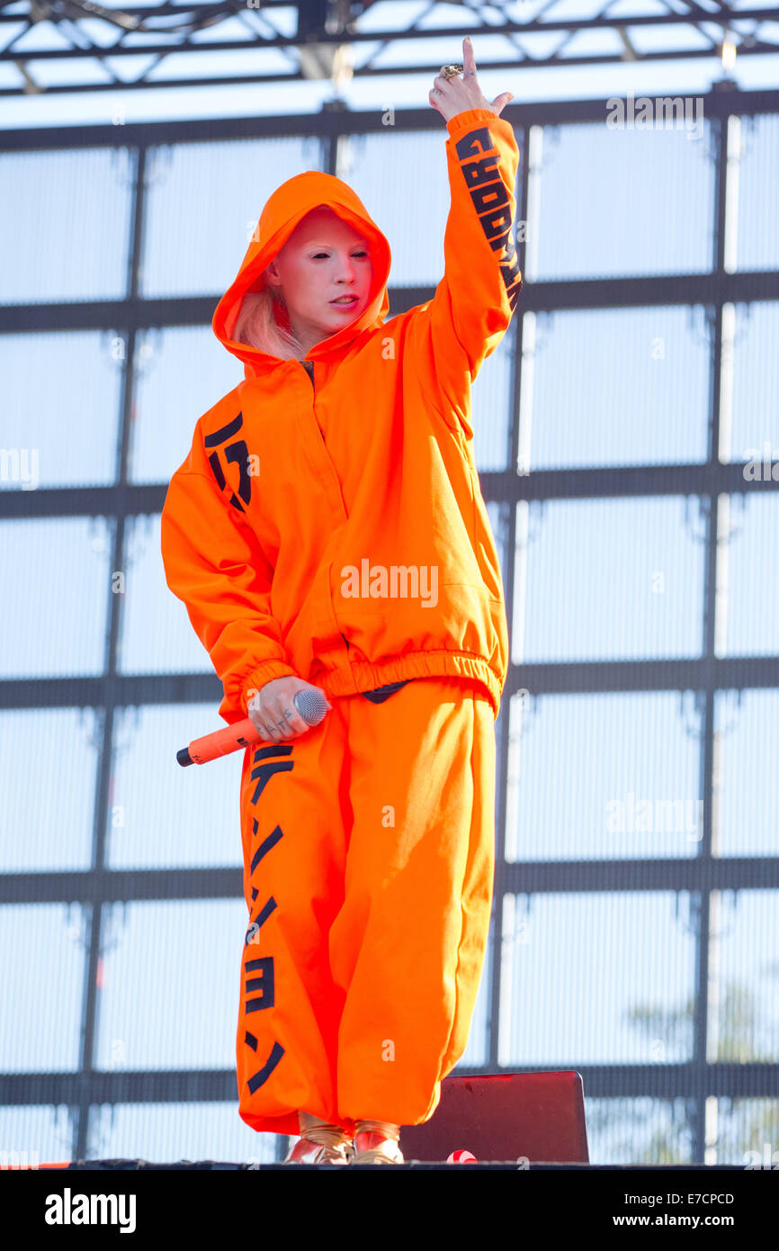 Chicago, Illinois, Stati Uniti d'America. Xiii Sep, 2014. Il rapper YO-LANDI VISSER della band Die Antwoord esegue live at 2014 Riot Fest festival di musica alla Humboldt Park di Chicago, Illinois © Daniel DeSlover/ZUMA filo/Alamy Live News Foto Stock