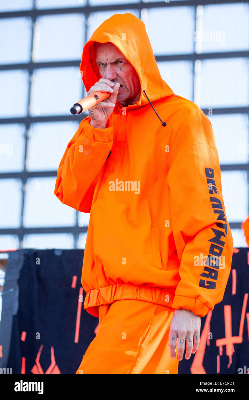 Chicago, Illinois, Stati Uniti d'America. Xiii Sep, 2014. Il rapper ninja della band Die Antwoord esegue live at 2014 Riot Fest festival di musica alla Humboldt Park di Chicago, Illinois © Daniel DeSlover/ZUMA filo/Alamy Live News Foto Stock