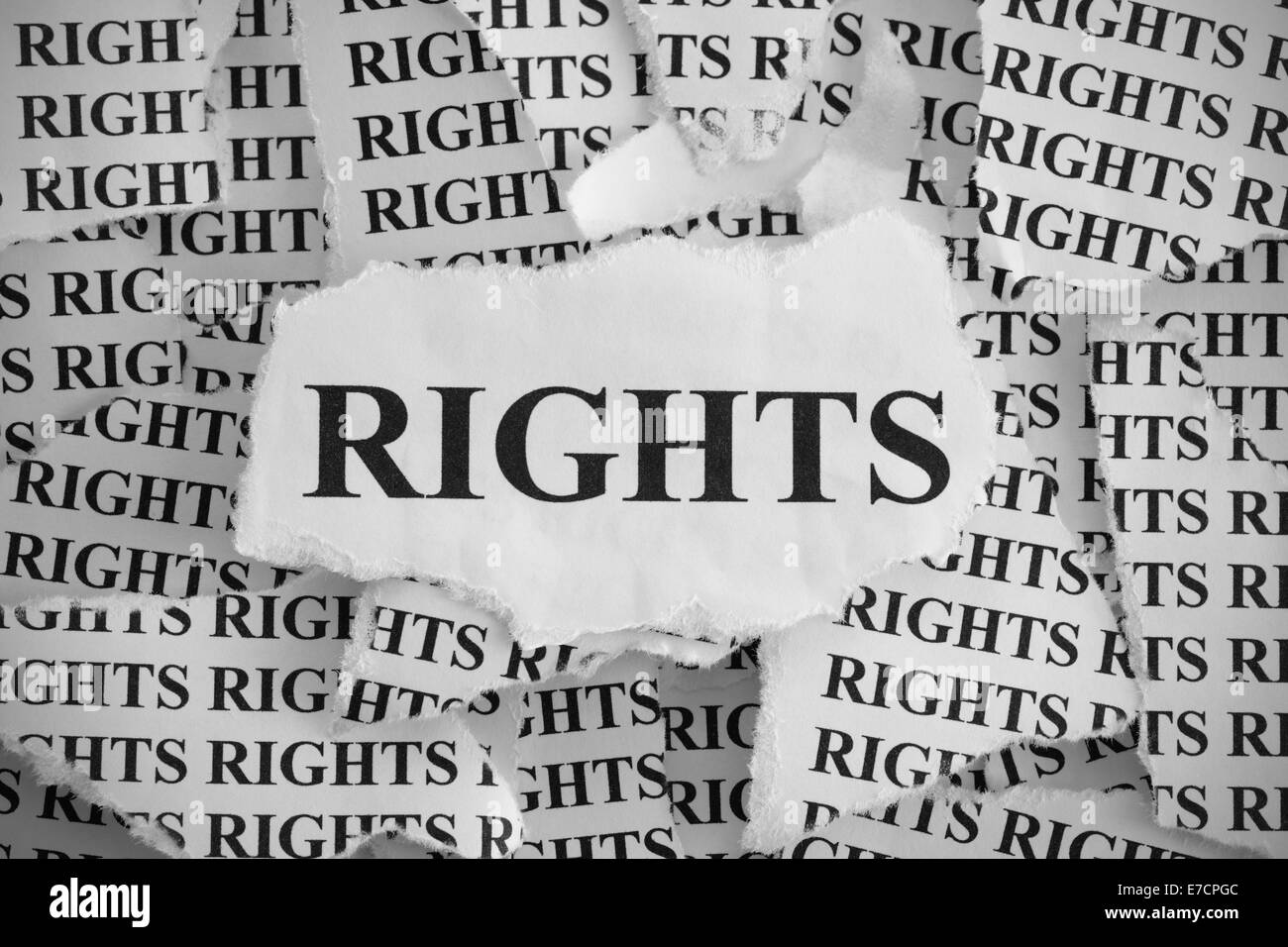 Pezzi di carta strappati con la parola "diritti". Diritti umani concetto. In bianco e nero. Close-up. Foto Stock