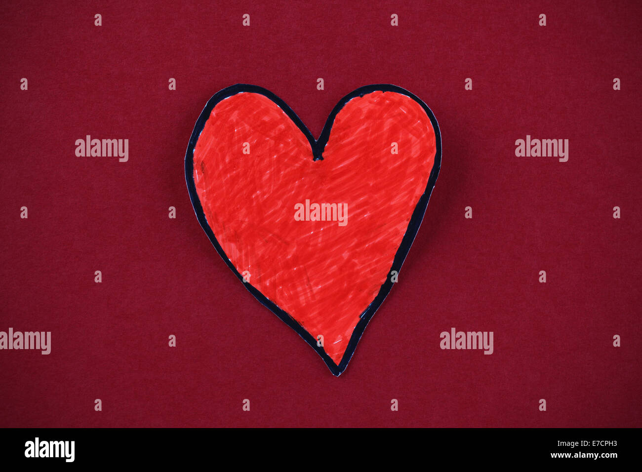 Carta rossa cuore su un rosso scuro lo sfondo della carta. Foto Stock
