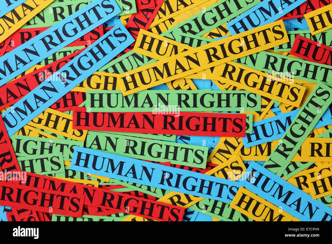 Pila di carta colorata note con le parole "Diritti umani". Diritti umani concetto. Foto Stock